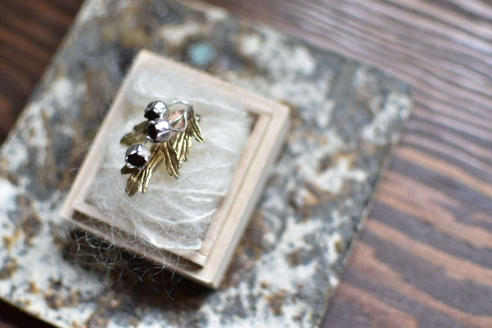 鈴蘭の花と翁草の葉